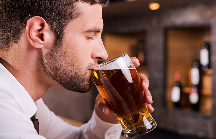 Aseguran que beber cerveza es mas saludable que beber leche